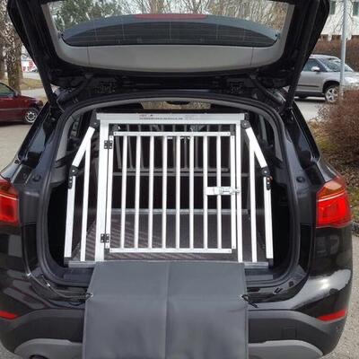 Einzel-Hundebox im Fahrzeug